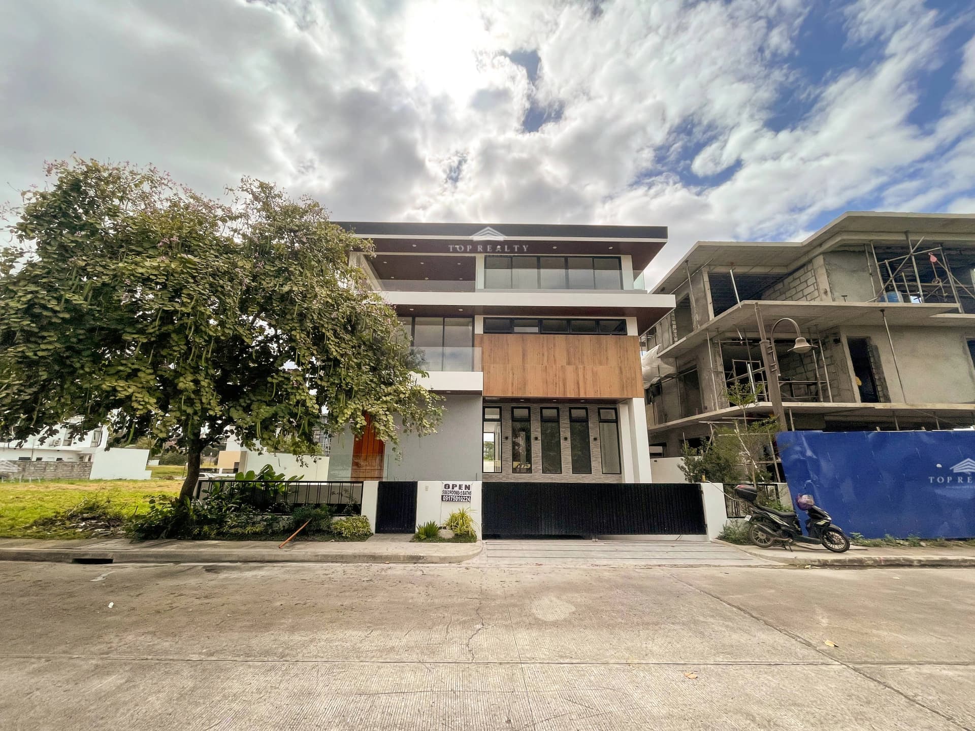 Alabang West - Las Piñas City | 5BR 750sqm House & Lot for Sale in Las Piñas City